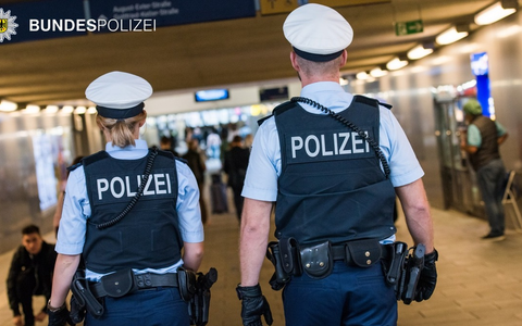 Bundespolizeidirektion München: Volltrunkener Exhibitionist festgenommen - Foto: presseportal.de