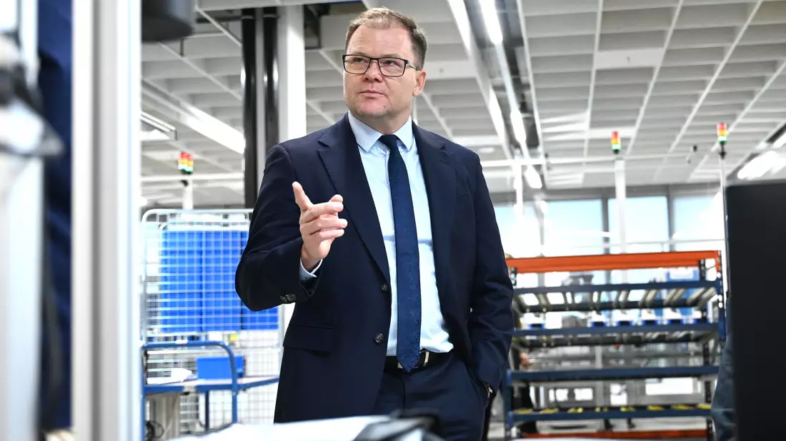 Bundesumweltminister Schneider hat die Verbraucher in Deutschland aufgefordert, beim Kauf von Smartphones auch gebrauchte Geräte in Erwägung zu ziehen. - Bild: Elisa Schu/dpa