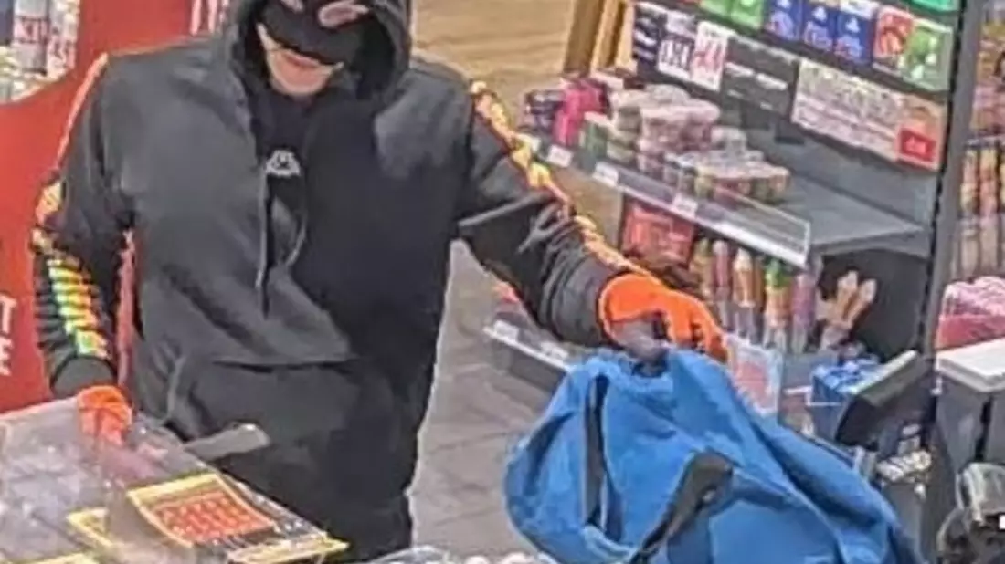 POL-STD: Wer kennt den unbekannten Tankstellenräuber aus Buxtehude - Öffentlichkeitsfahndung der Polizei - Bild: presseportal.de