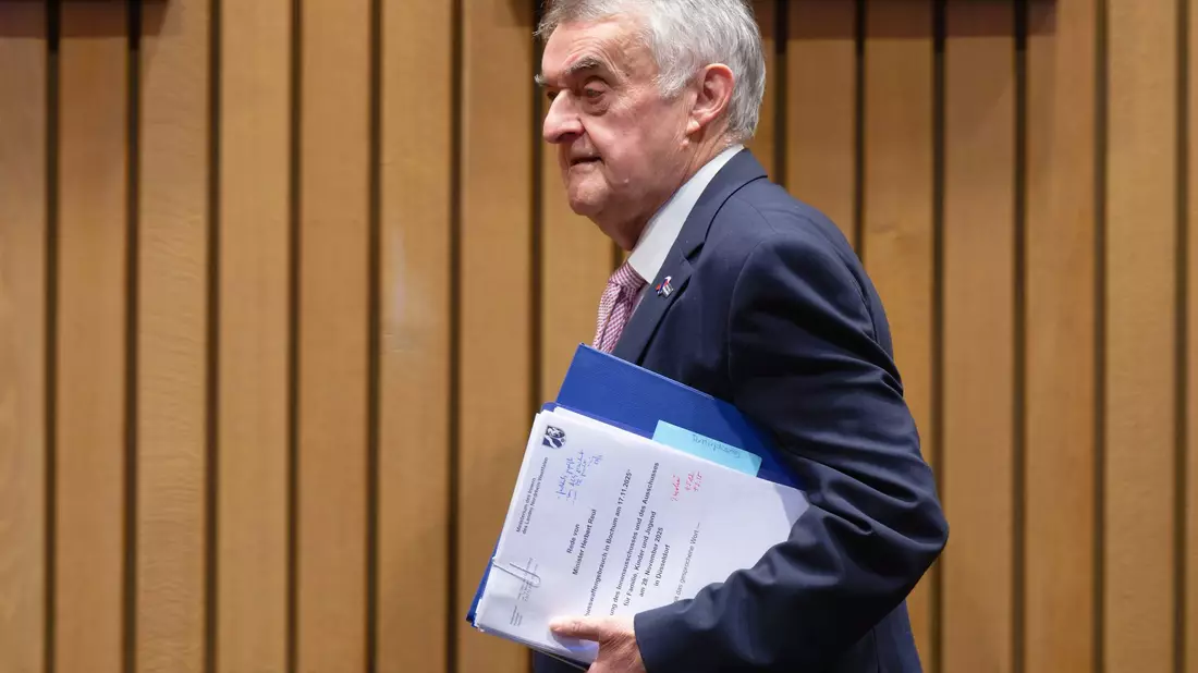 Innenminister Reul will nun den Austausch mit Gehörlosen-Verbänden suchen. - Bild: Henning Kaiser/dpa