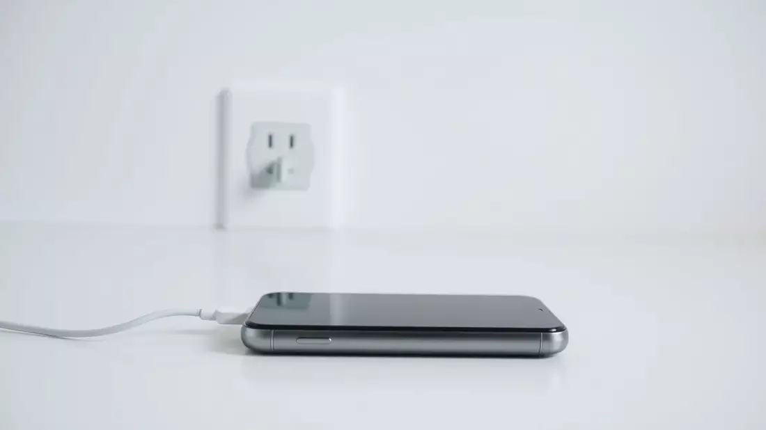 Smartphones nachts laden: Experten warnen vor der „Gefahrenzone Illustration mit AI erstellt übermittelt durch boerse-global.de