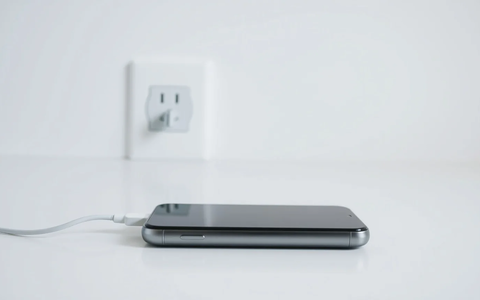 Smartphones nachts laden: Experten warnen vor der „Gefahrenzone - Foto: über boerse-global.de