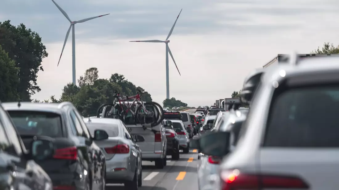 Mit der Maßnahme soll der CO2-Ausstoß des Verkehrssektors deutlich gesenkt werden. (Symbolbild) - Bild: Daniel Vogl/dpa