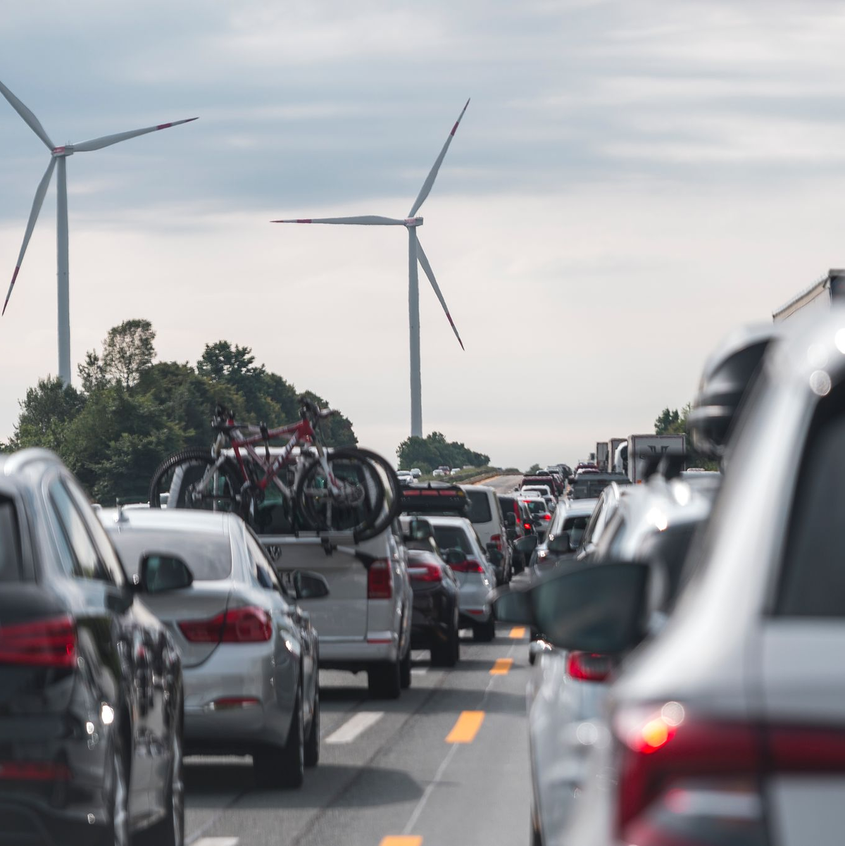 Mit der Maßnahme soll der CO2-Ausstoß des Verkehrssektors deutlich gesenkt werden. (Symbolbild) - Foto: Daniel Vogl/dpa