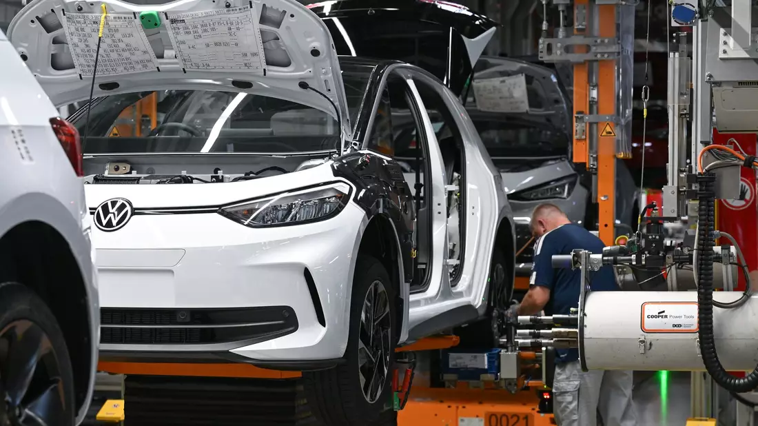 Der Hochlauf der Elektromobilität geht aus Sicht der Industrie zu langsam voran. (Symbolbild) - Bild: Hendrik Schmidt/dpa