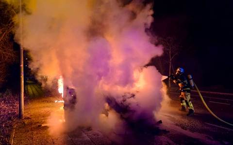FW-E: Kleintransporter brennt in voller Ausdehnung - Foto: presseportal.de
