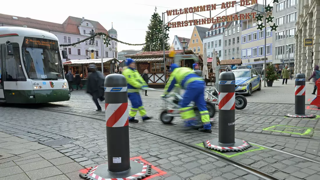 Die Poller sollen Besitzer des Augsburger Christkindlesmarkts schützen. - Bild: Malin Wunderlich/dpa