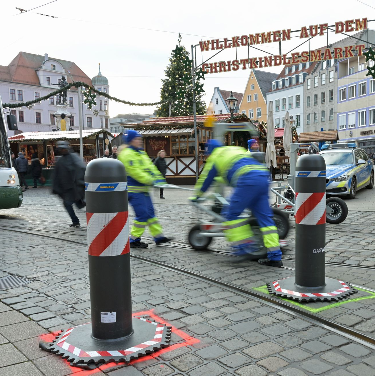Die Poller sollen Besitzer des Augsburger Christkindlesmarkts schützen. - Foto: Malin Wunderlich/dpa