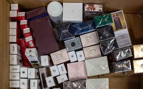 POL-DU: Altstadt: Gefälschte Luxusparfüms im Kofferraum: Polizisten stoppen Schmuggler - Foto: presseportal.de