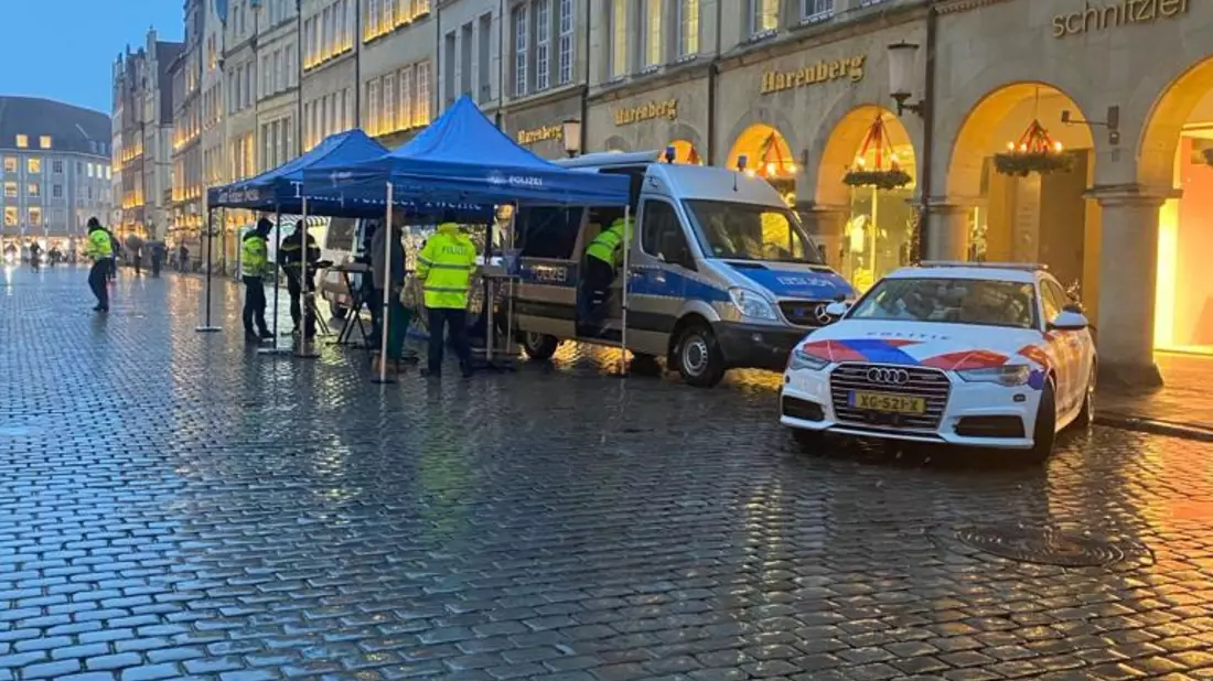POL-MS: Polizei informiert gemeinsam mit niederländischen Kollegen auf Münsteraner Weihnachtsmärkten - Expertinnen und Experten der Verkehrs- und Kriminalprävention geben Tipps - Bild: presseportal.de