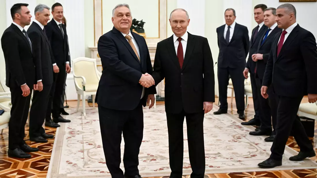 Kremlchef Wladimir Putin (r) und der ungarische Ministerpräsident Viktor Orban sprechen im Kreml über einen möglichen Gipfel in Budapest mit US-Präsident Donald Trump. - Bild: Alexander Nemenov/Pool AFP via AP/dpa
