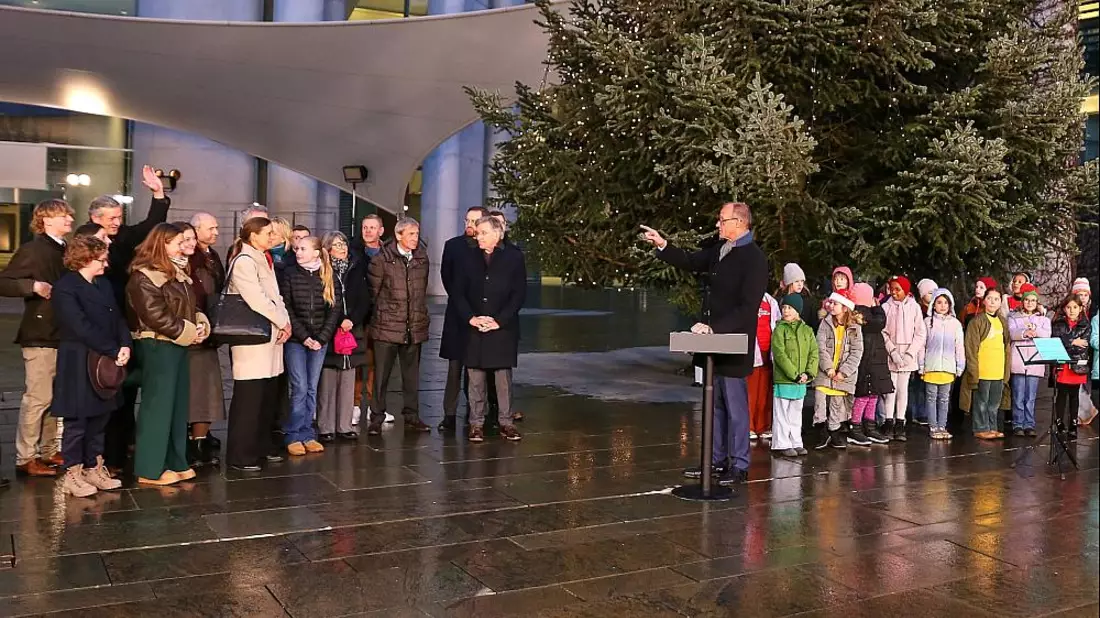 Bildtermin bei der Übergabe des Weihnachtsbaumes für das Bundeskanzleramt am 28.11.2025 - Bild: über dts Nachrichtenagentur