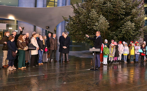 Bildtermin bei der Übergabe des Weihnachtsbaumes für das Bundeskanzleramt am 28.11.2025 - Foto: über dts Nachrichtenagentur