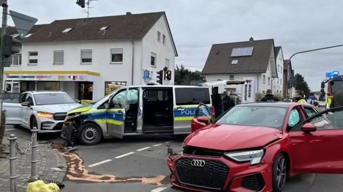 POL-OF: Vier Leichtverletzte bei Verkehrsunfall unter Beteiligung eines Streifenwagens - Bild: presseportal.de