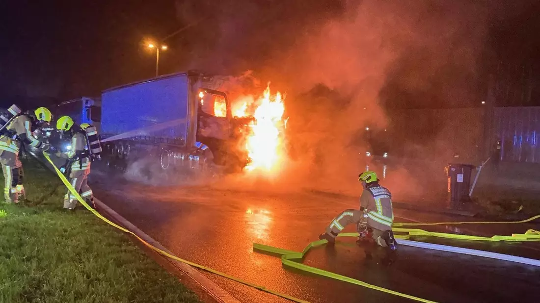FW-RE: LKW-Brand auf der A2 in Fahrtrichtung Hannover - Bild: presseportal.de