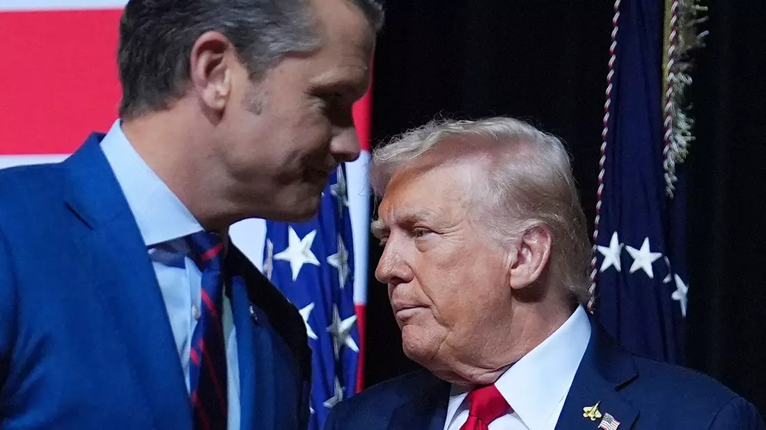 Pentagon-Chef Hegseth (l) ordnete den Berichten zufolge an, «alle zu töten». (Archivbild) - Bild: Evan Vucci/AP/dpa