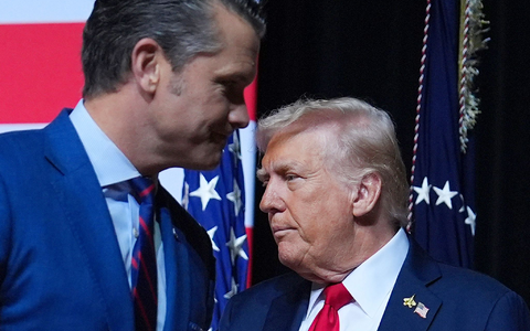 Pentagon-Chef Hegseth (l) ordnete den Berichten zufolge an, «alle zu töten». (Archivbild) - Foto: Evan Vucci/AP/dpa