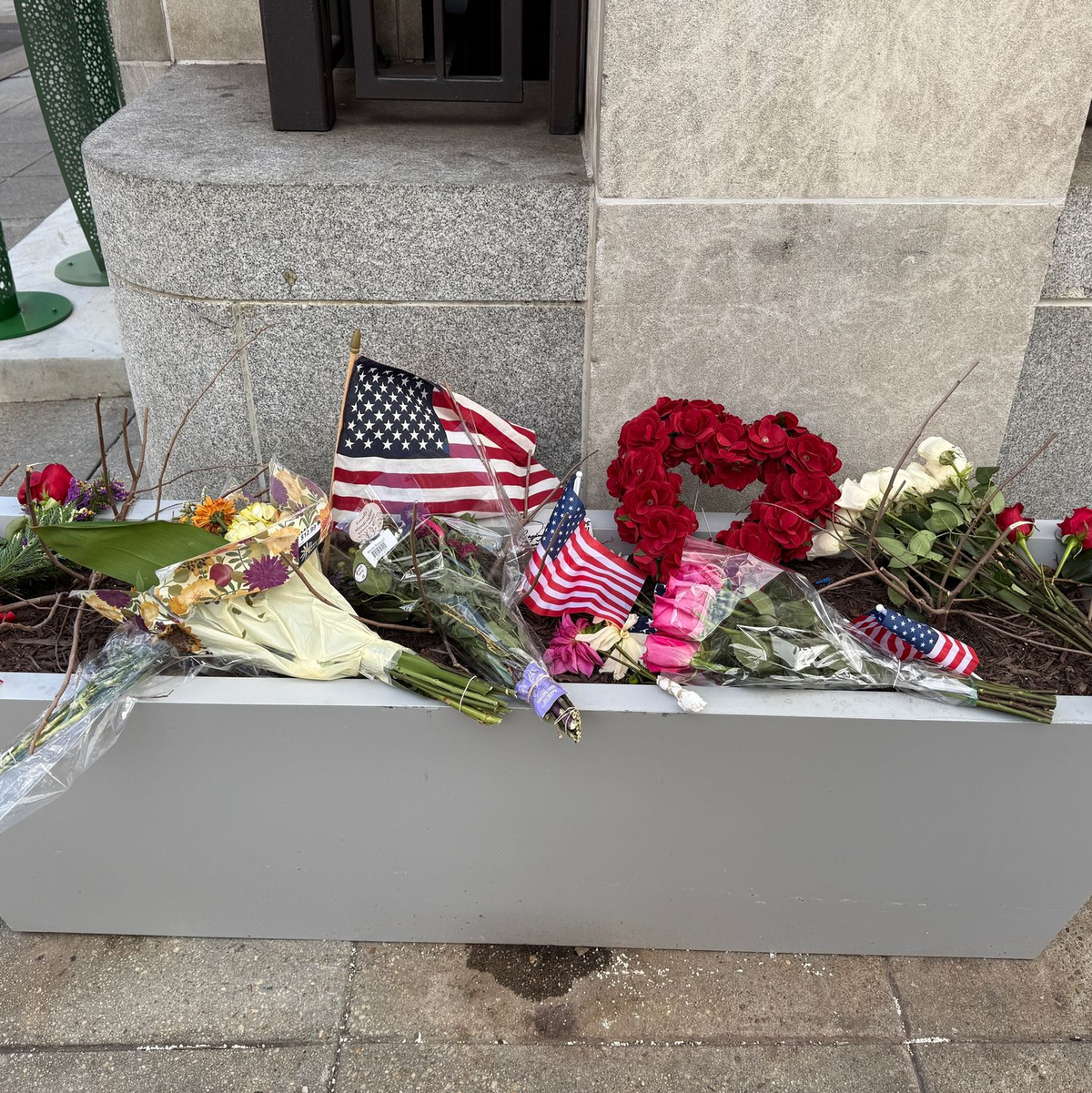 Die US-Regierung reagiert auf die Schüsse auf zwei Nationalgardisten in Washington mit einer weiteren Verschärfung ihrer Migrationspolitik.  - Foto: Franziska Spiecker/dpa