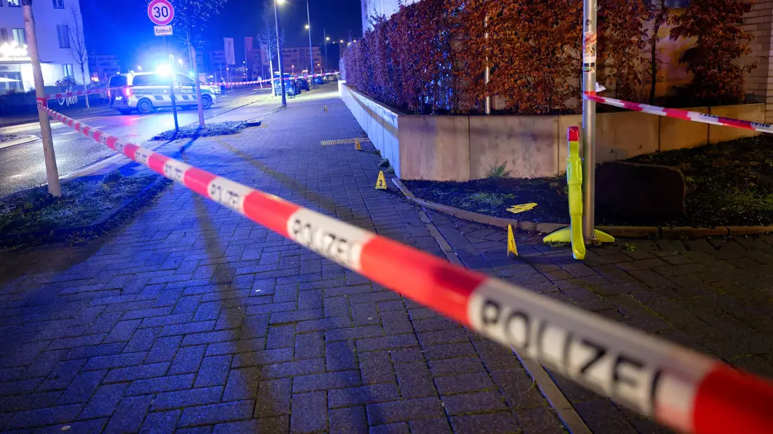 Beamte sicherten bis spät in die Nacht Spuren. - Bild: Henning Kaiser/dpa
