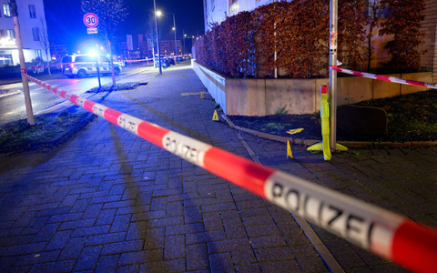 Beamte sicherten bis spät in die Nacht Spuren. - Foto: Henning Kaiser/dpa