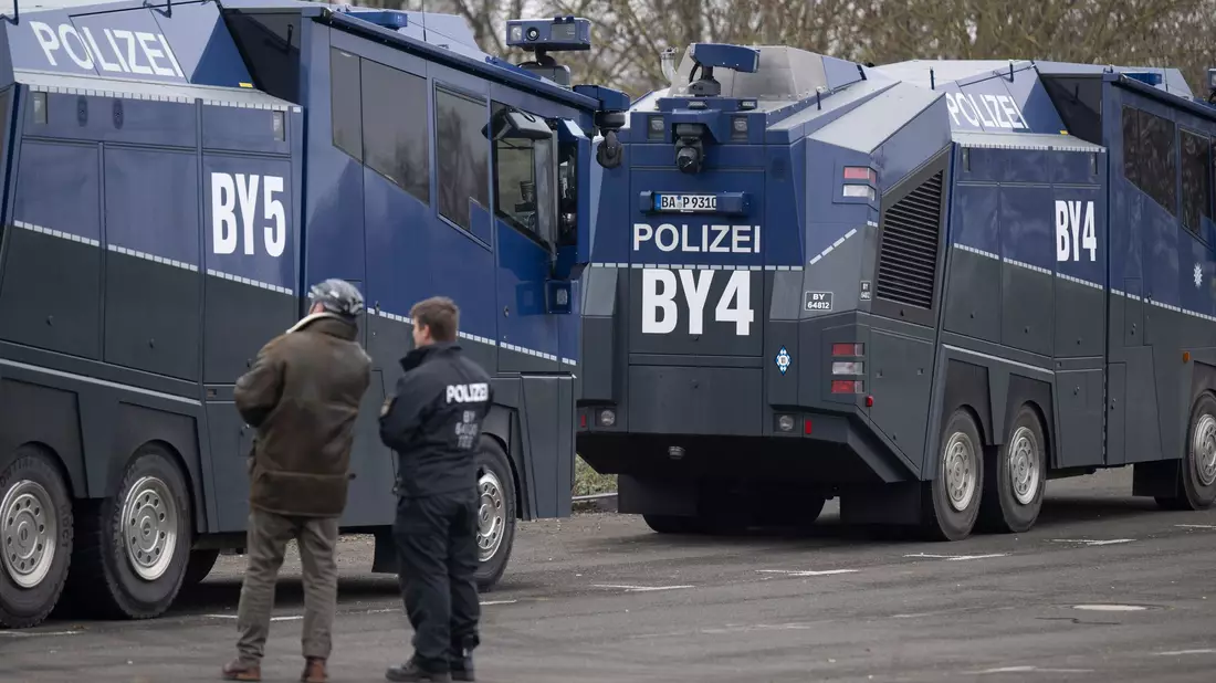 Die Wasserwerfer waren in der Nähe des Veranstaltungsorts aufgestellt. - Bild: Boris Roessler/dpa
