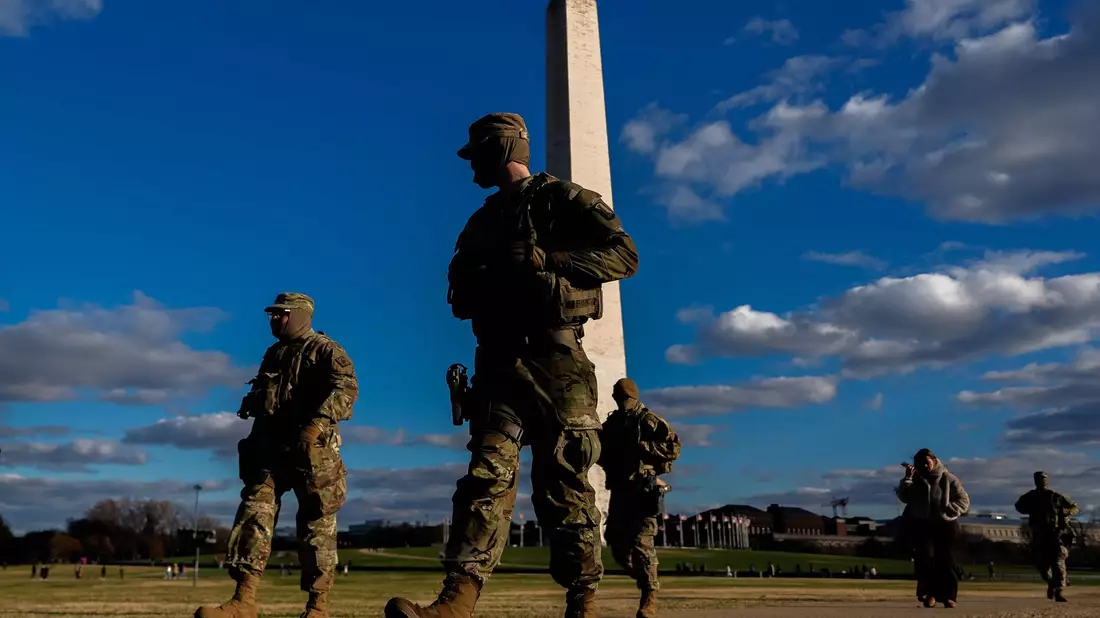 Nationalgardisten patrouillieren in der US-Hauptstadt.  - Bild: Julia Demaree Nikhinson/AP/dpa