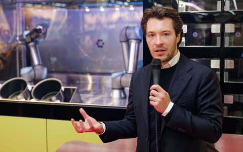 Circus-Gründer Bullwinkel spricht bei der Vorstellung des Kochroboters CA-1 in einem Rewe-Markt. (Archivbild)  - Foto: Henning Kaiser/dpa