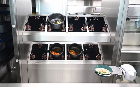 Ein Goodbytz-Roboter bereitet im Universitätsklinikum in Tübingen Essen zu. (Archivbild)  - Foto: Bernd Weißbrod/dpa