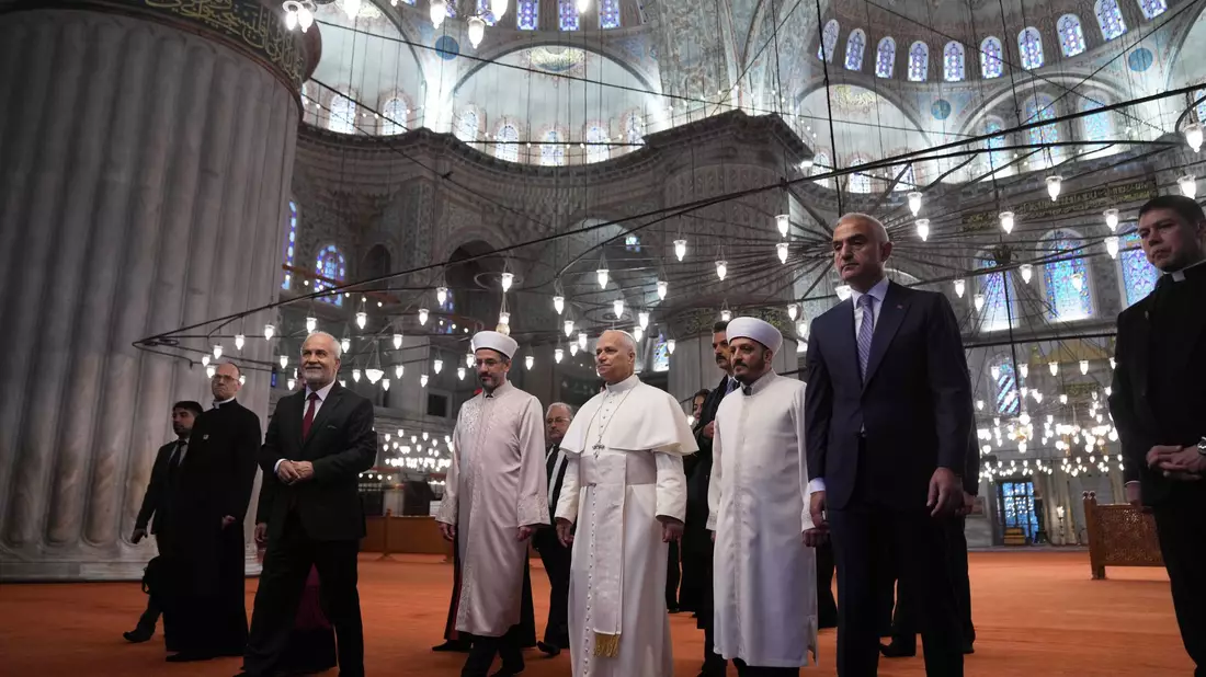 Der Papst besucht die Blaue Moschee in Istanbul - und will damit ein Zeichen für den interreligiösen Dialog setzen.  - Bild: Domenico Stinellis/AP/dpa