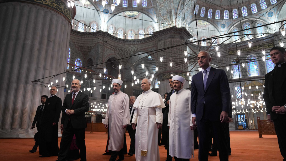 Der Papst besucht die Blaue Moschee in Istanbul - und will damit ein Zeichen für den interreligiösen Dialog setzen.  - Foto: Domenico Stinellis/AP/dpa