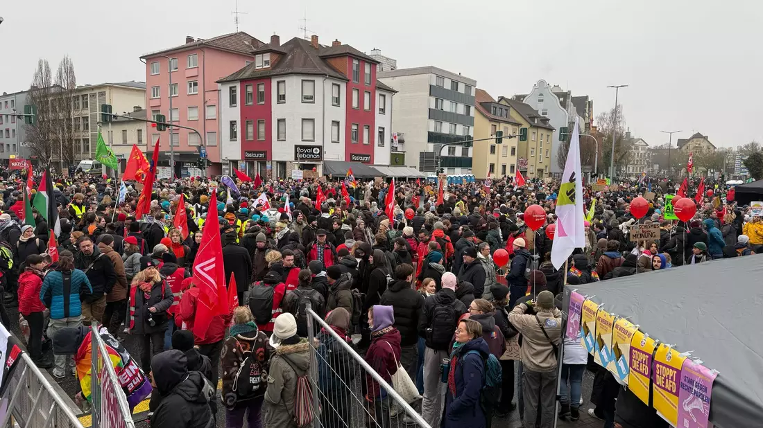 Die Gewerkschaften protestieren gegen die Gründung einer neuen AfD-Jugendorganisation.  - Bild: Michael Brandt/dpa