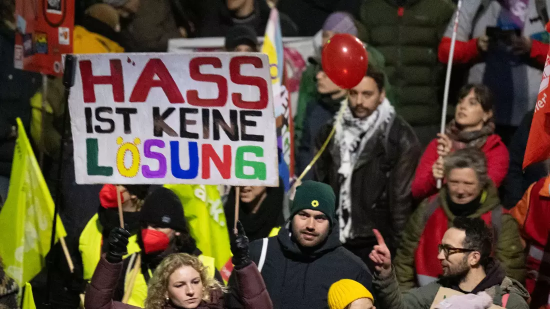 Die Polizei setzte Tausende Beamte ein. - Bild: Boris Roessler/dpa