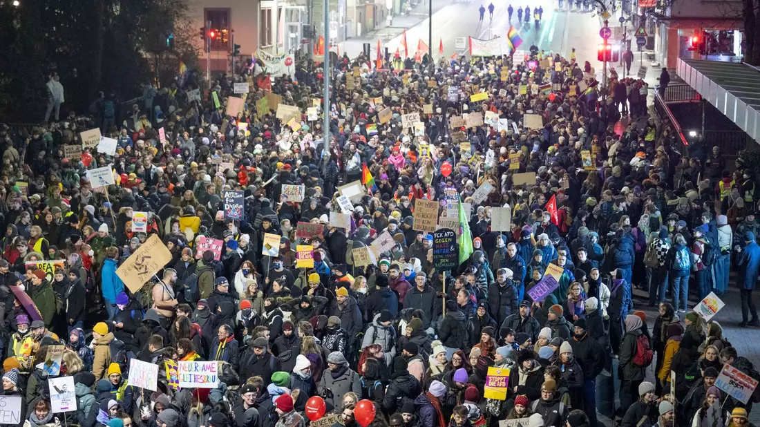 Unterschiedliche Organisationen protestieren gegen die neue AfD-Jugendorganisation. - Bild: Boris Roessler/dpa