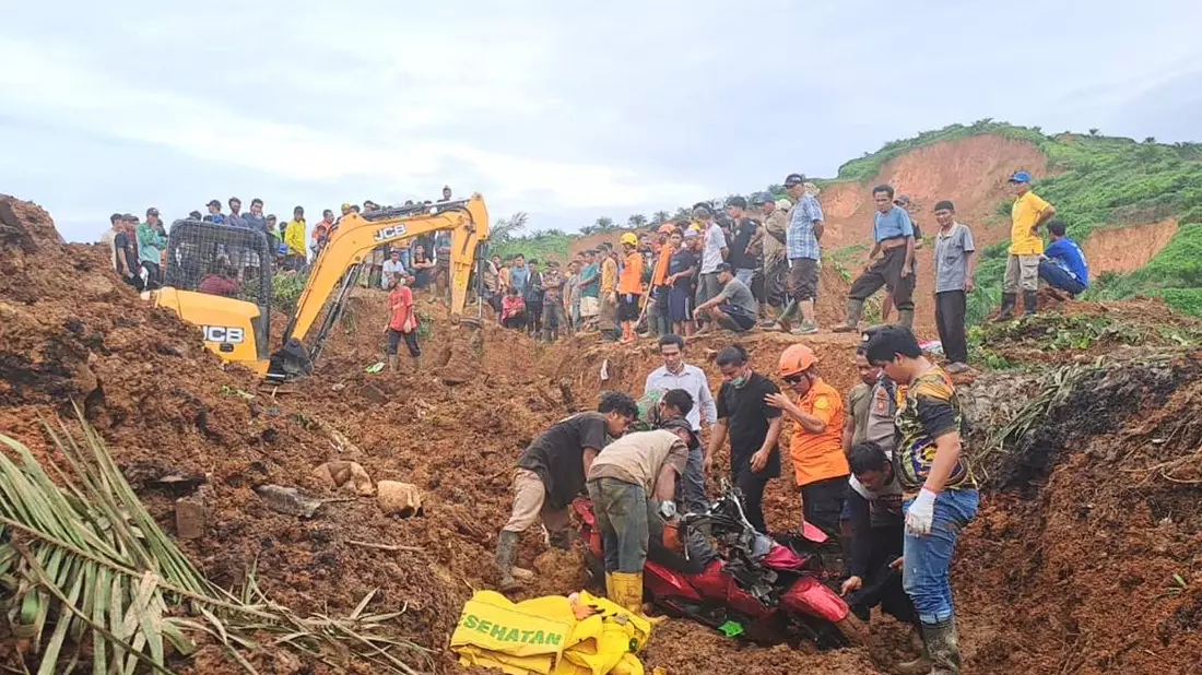 Rettungskräfte in Nordsumatra suchen nach Opfern. - Bild: Uncredited/BASARNAS/AP/dpa