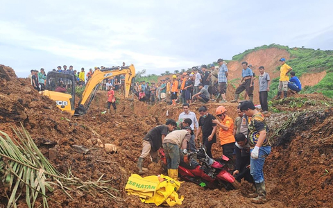 Rettungskräfte in Nordsumatra suchen nach Opfern. - Foto: Uncredited/BASARNAS/AP/dpa