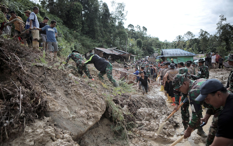 Rettungskräfte und Dorfbewohner beseitigen Schlamm. - Foto: Gatha Ginting/XinHua/dpa