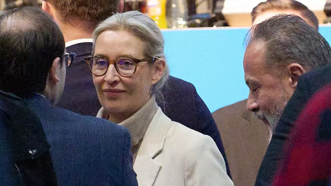 Auch die AfD-Bundesvorsitzenden Weidel und Chrupalla trafen mit Verspätung ein.  - Bild: Thomas Frey/dpa