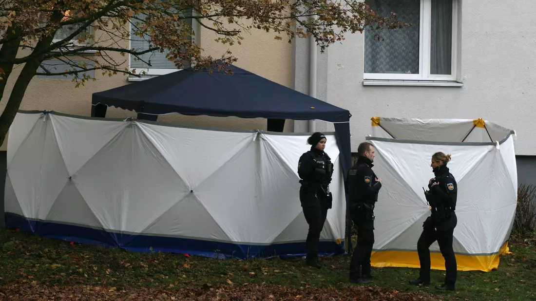 Ein Mädchen ist in Bremen aus einem Fenster gestürzt und den Verletzungen erlegen. - Bild: Kai Moorschlatt/dpa