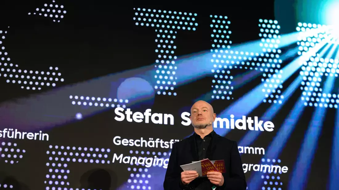 Der Chemnitzer Oberbürgermeister Sven Schulze (SPD) dankt seiner Amtsvorgängerin Barbara Ludwig (SPD), die die Bewerbung von Chemnitz als Kulturhauptstadt Europas auf den Weg gebracht hatte.  - Bild: Hendrik Schmidt/dpa