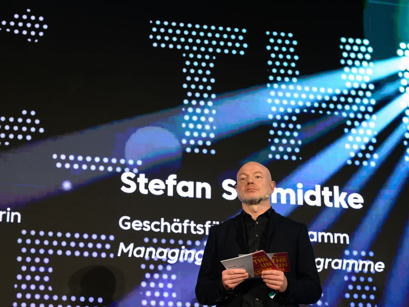 Standing Ovations für die Wegbereiterin: Der Chemnitzer Oberbürgermeister Sven Schulze (SPD) dankt beim Abschluss-Empfang seiner Amtsvorgängerin Barbara Ludwig (SPD).  - Foto: Hendrik Schmidt/dpa
