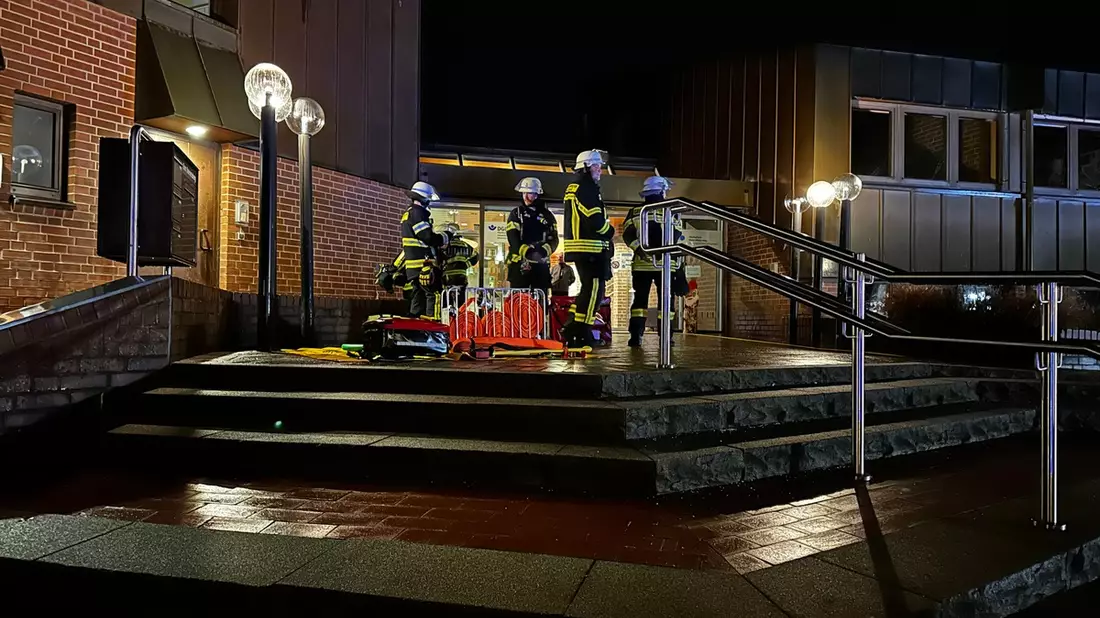 FW Hennef: B 4 Gebäude in Hochschule; Sirenenalarm - Bild: presseportal.de
