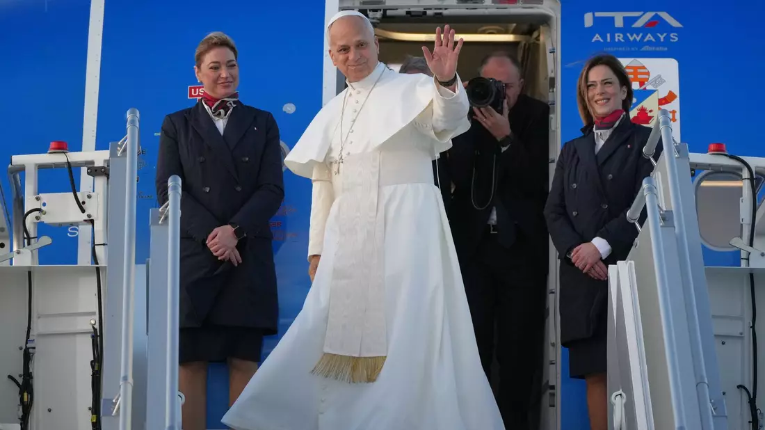 Auch der Papst ist derzeit mit einer Airbus-Maschine unterwegs.  - Bild: Alessandra Tarantino/AP/dpa