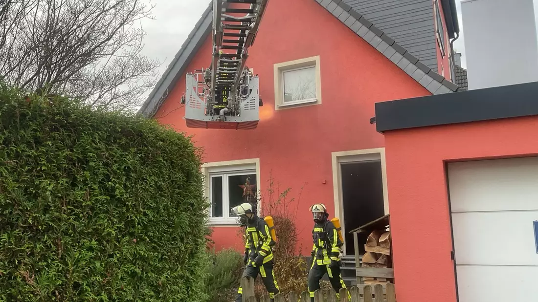 FW-BO: Feuer in einem Einfamilienhaus in Bochum-Grumme, Teenager über Drehleiter gerettet - Bild: presseportal.de
