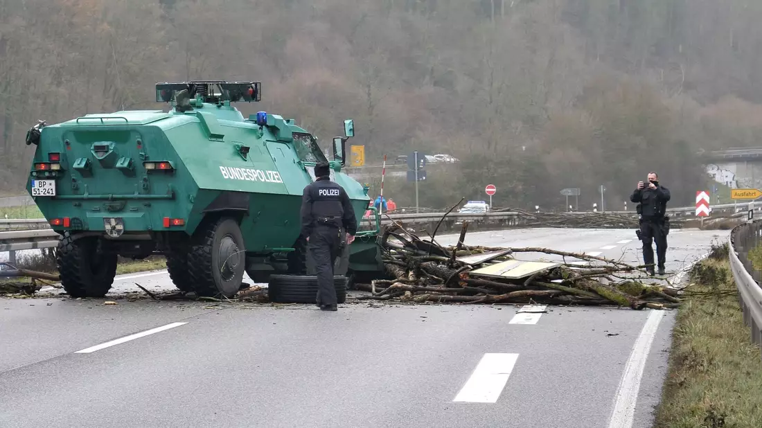 Mehrere Bundesstraßen wurden zeitweise blockiert. - Bild: Thomas Naumann/dpa
