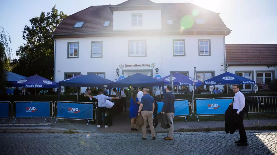 Die AfD-Wahlparty nach der Landtagswahl in Brandenburg im September 2024 sorgte für Schlagzeilen. (Archivbild) - Bild: Christoph Soeder/dpa
