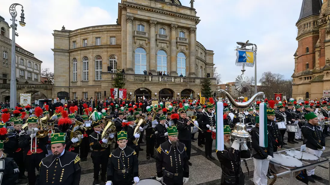 Vor dem Chemnitzer Opernhaus stellen sich Teilnehmer der großen Bergparade zum Abschluss des Kulturhauptstadtjahres auf. - Bild: Hendrik Schmidt/dpa