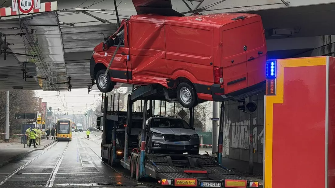 FW Dresden: Feuerwehr Dresden beseitigt gefährliche Lage nach Unfall unter Brücke - Bild: presseportal.de