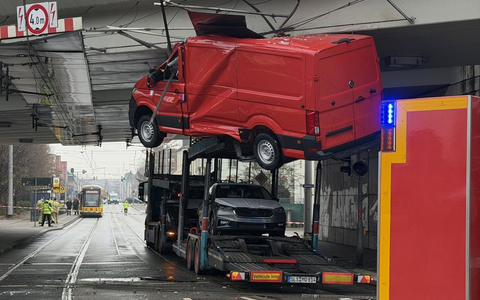 FW Dresden: Feuerwehr Dresden beseitigt gefährliche Lage nach Unfall unter Brücke - Foto: presseportal.de