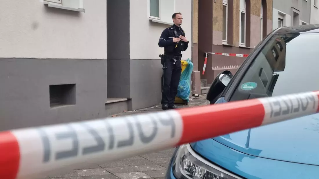 Der Tatort wurde mit Flatterband abgesperrt. - Bild: Patrick Schüller/dpa