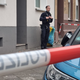 Der Tatort wurde mit Flatterband abgesperrt. - Foto: Patrick Schüller/dpa